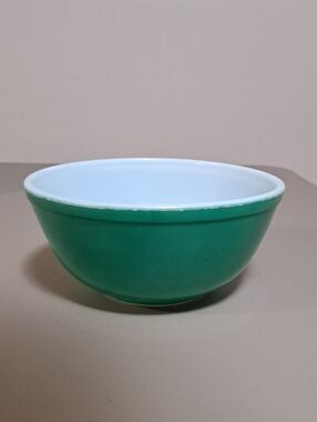 Pyrex Vintage TM Reg 403 Primary Green 2 1/2 Quart Serving Mixing Bowl